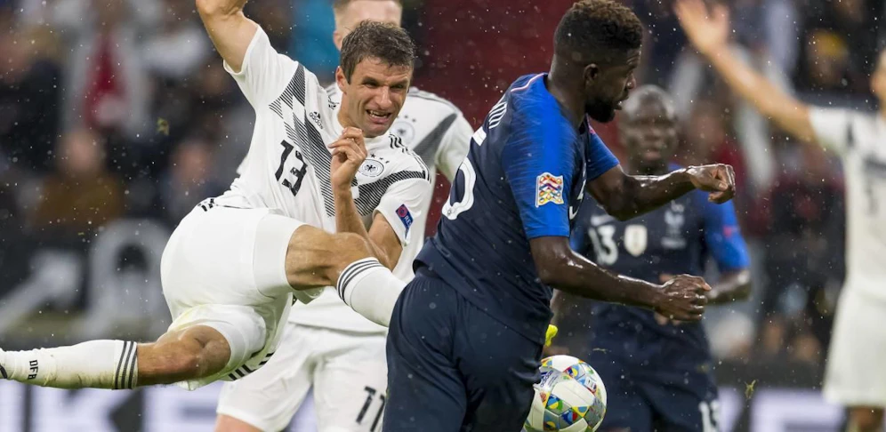 Müller beim Seitfallzieher gegen Frankreichs Abwehr-Star Umtiti - Tor sprang dabei für den Bayern-Star aber keines für raus. 