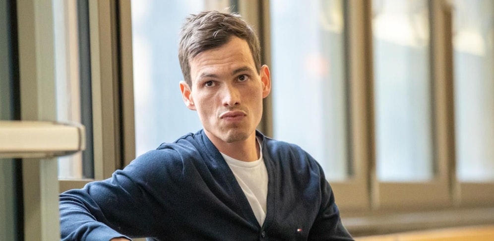 Der angeklagte Ex-Radprofi Stefan Denifl vor Beginn des Prozesses wegen gewerbsmäßigen schweren Sportbetrugs.