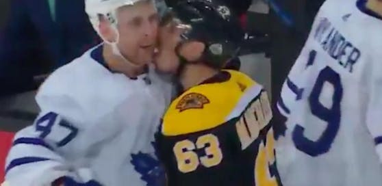 Brad Marchand von den Boston Bruins schleckt seinem Gegner über das Gesicht.