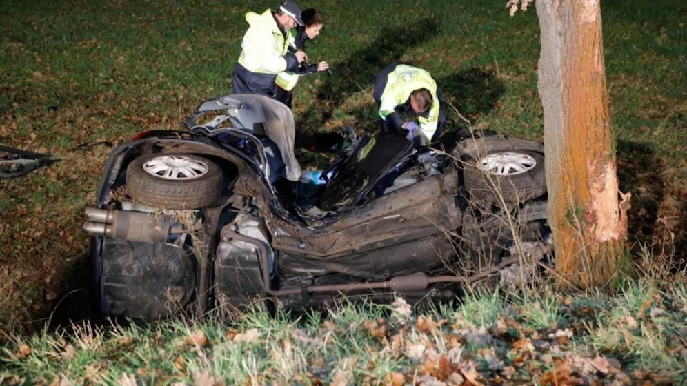 Eine schwangere Mutter (41) kam bei diesem Unfall ums Leben. Am Steuer saß ihre 19-jährige Tochter.