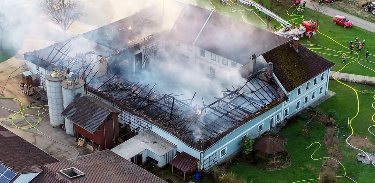Heute.at - Bauernhof in Brand, elf Feuerwehren im Einsatz