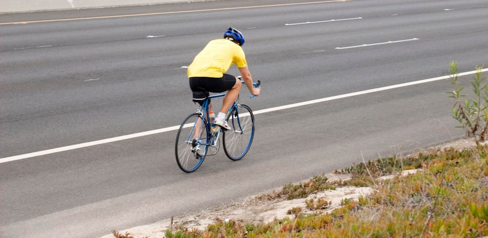 Ein per Haftbefehl gesuchter Mann radelte auf der Autobahn. (Symbolfoto)
