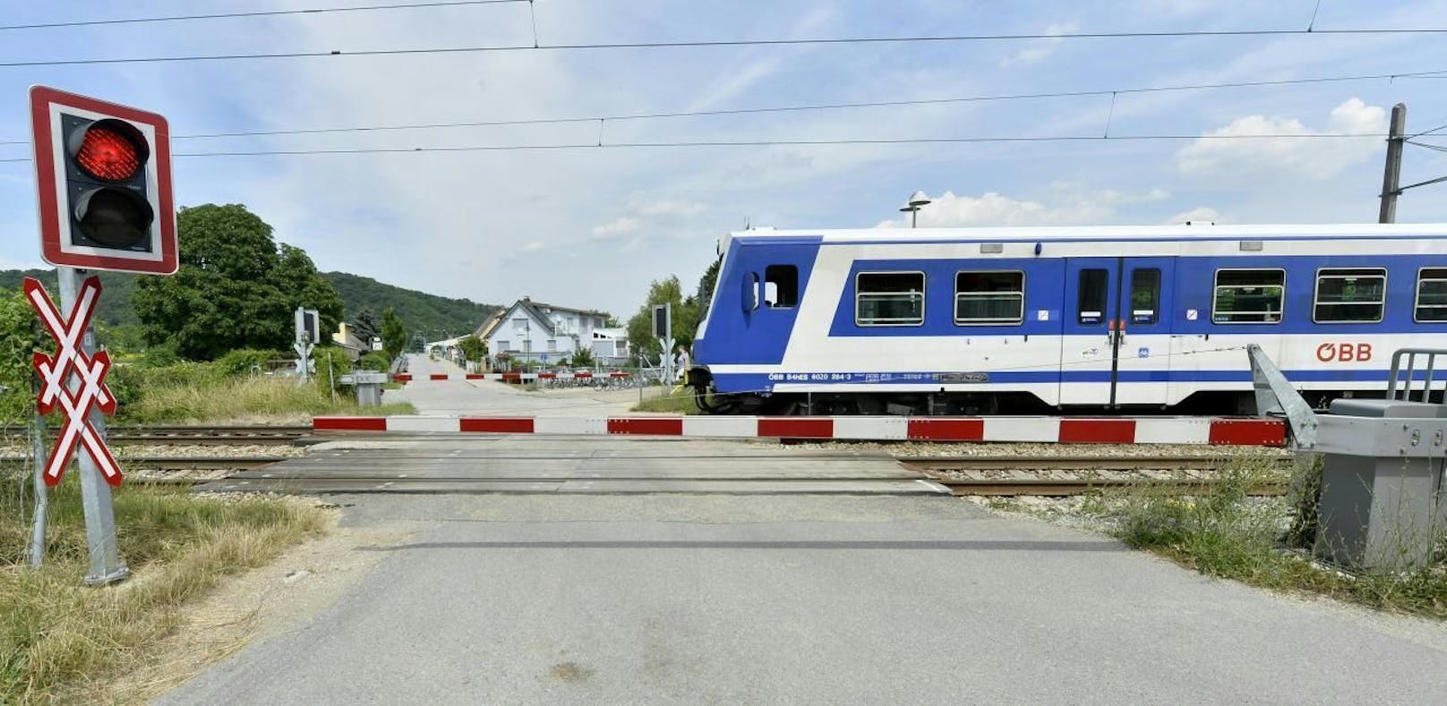 Lehrerinnen hatten Kinder trotz geschlossenen Bahnübergang in Leobendorf über Gleise gelotst.