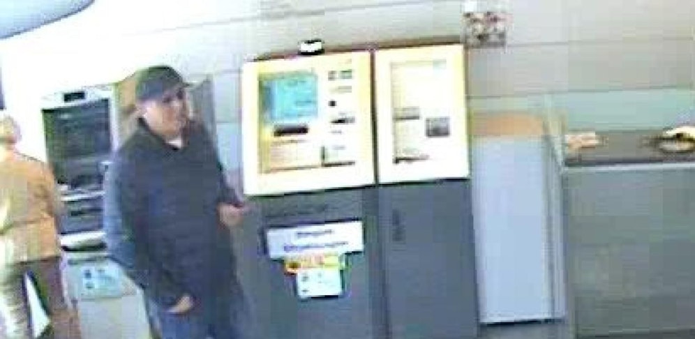 Verdächtiger in der Bank. 