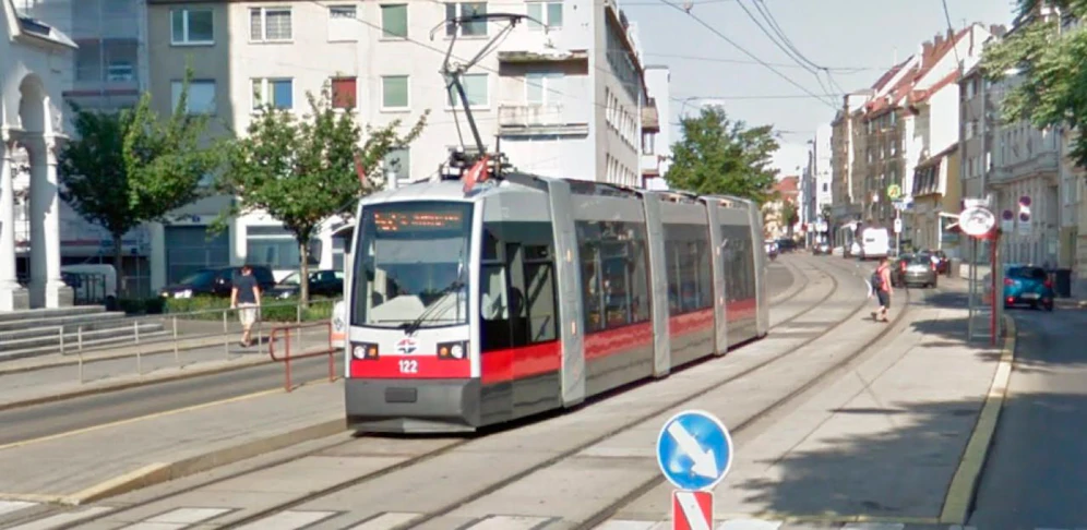 Der Mann wurde von einer Straßenbahn erfasst.
