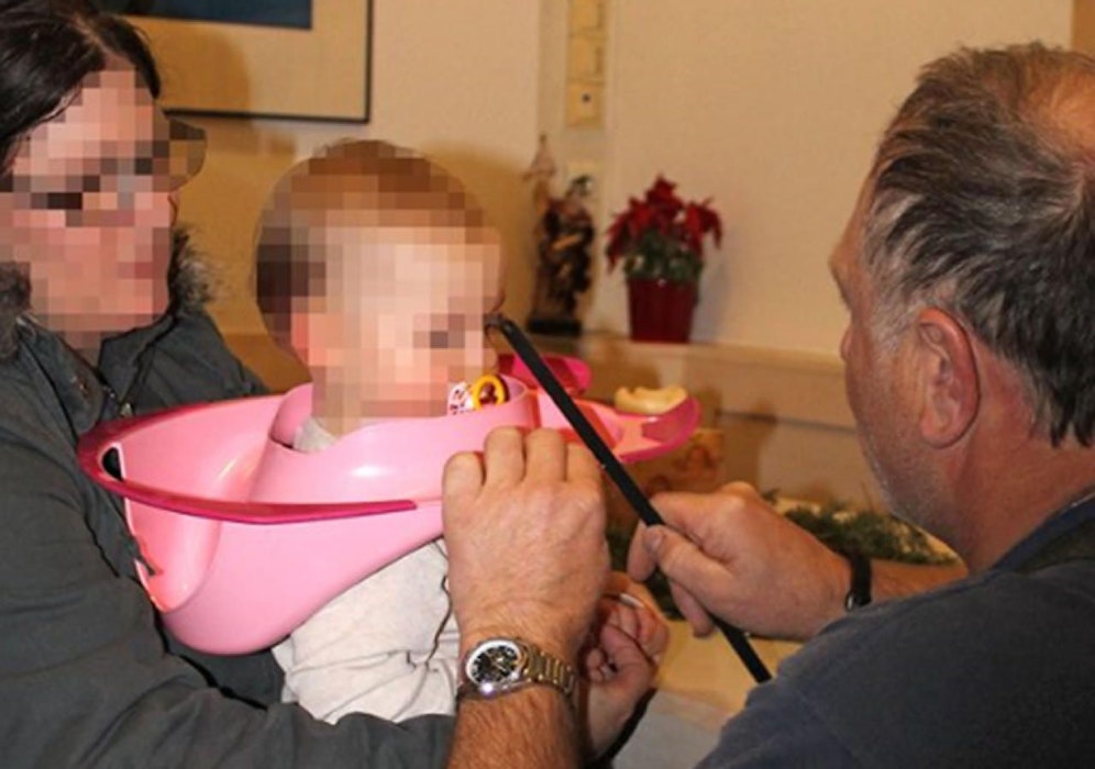 Das Kind steckte in dem Toilettensitz fest