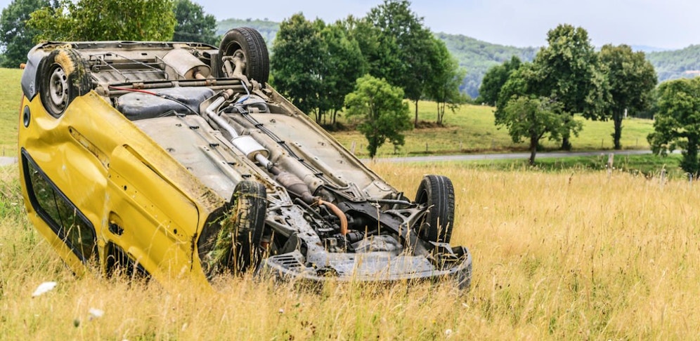Der Alkolenker machte sich aus dem Staub und ließ seinen verletzten Beifahrer zurück (Symbolbild). 