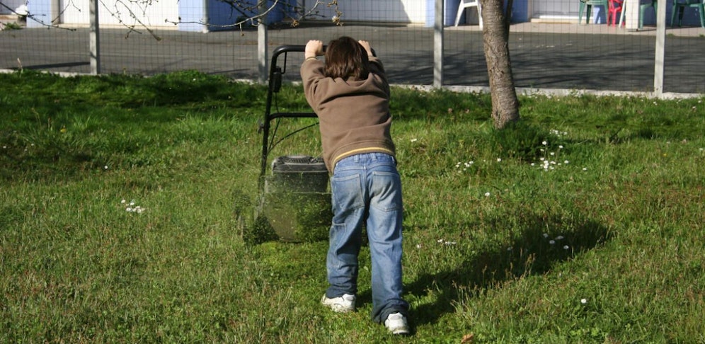 Ein Dreijähriger griff seitlich unter einen Rasenmäher. Er zog sich dabei schwere Verletzungen zu und musste ins Spital geflogen werden. (Symbolfoto)