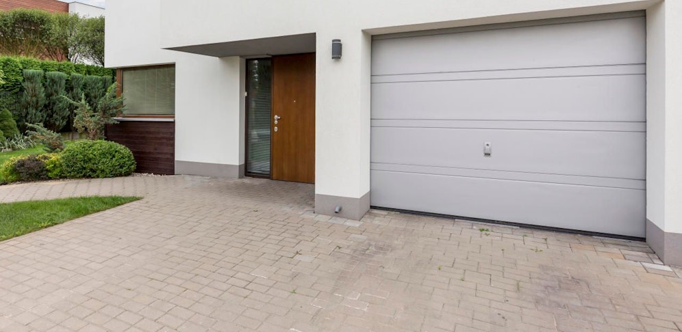 Bei der Einfahrt zur Garage dürfte der 76-Jährige seine Gattin übersehen haben.