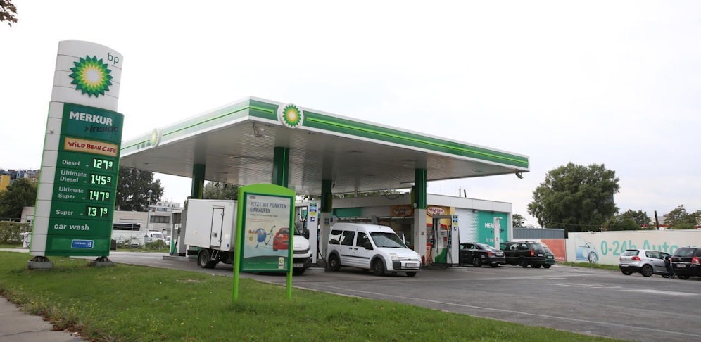 An dieser Tankstelle wollte der Mann seinen Kontrahenten überfahren.