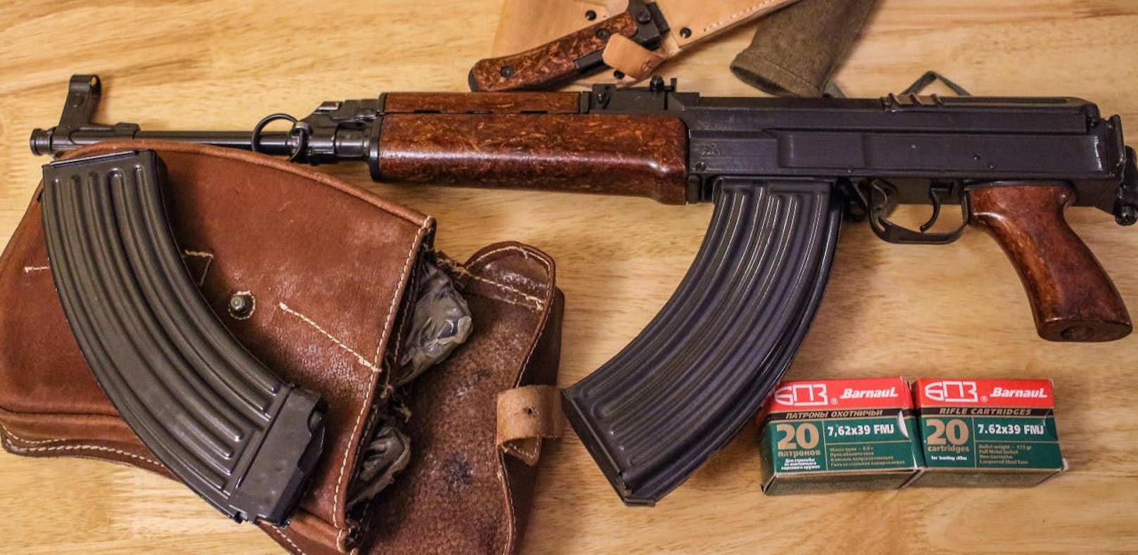 Die sichergestellten Waffen, darunter eine AK-47, nach einer Schießerei in Danzig, Polen. Archivbild.