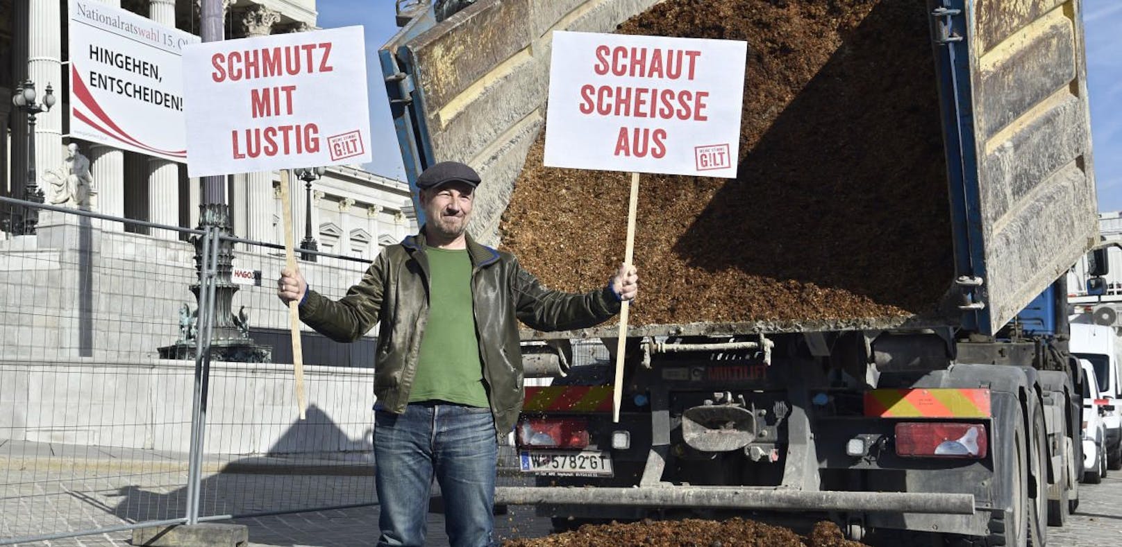 Roland Düringer, damals &quot;G!LT&quot;-Obmann, bei einer Fotoaktion am 4. Oktober 2017 vor dem Parlament in Wien.