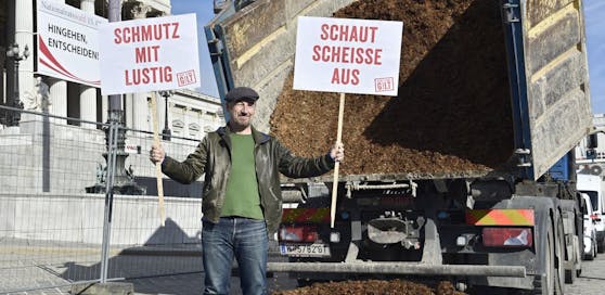 Roland Düringer, damals &quot;G!LT&quot;-Obmann, bei einer Fotoaktion am 4. Oktober 2017 vor dem Parlament in Wien.