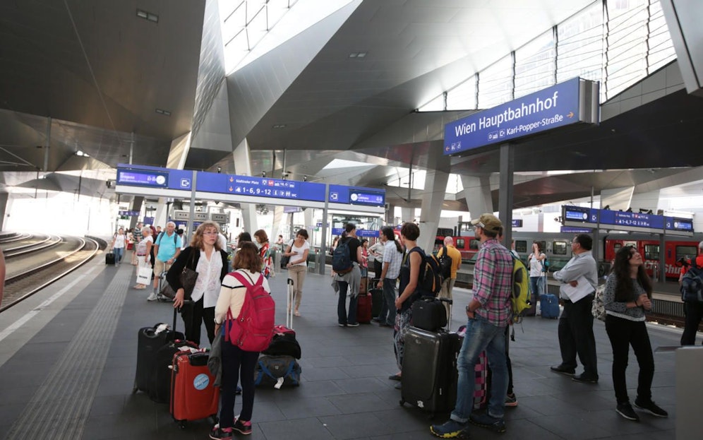 Reisende am Wiener Hauptbahnhof