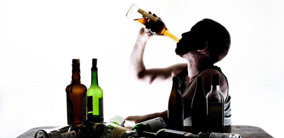 Mit genug Alko-Mut schlug ein 28-Jähriger alle Vorsicht in den Wind und zertrümmerte im Streit mit bloßen Händen die Windschutzscheibe eines Wagens. (Symbolbild)