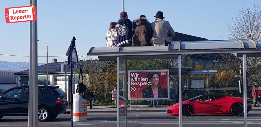 Ob die Wartezeit auf den Bus da oben schneller vergeht?