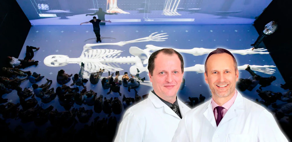 Im Linzer AEC wird die Herz-OP von Andreas F. Zierer (re.) live übertragen. Primar Franz Fellner erklärt alles ganz genau.