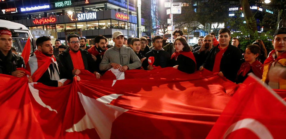 Türken feiern in Deutschland das Ja beim Verfassungsreferendum in der Türkei. Trotzdem flüchten immer mehr Türken aus ihrem Land.