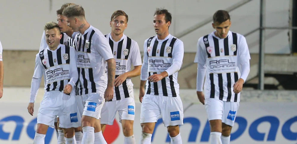 Die FC Juniors OÖ sehen mit ihren schwarz-weißen Dressen aus wie Spieler des LASK. Offiziell haben die Vereine nichts miteinander zu tun außer einer "Kooperation".