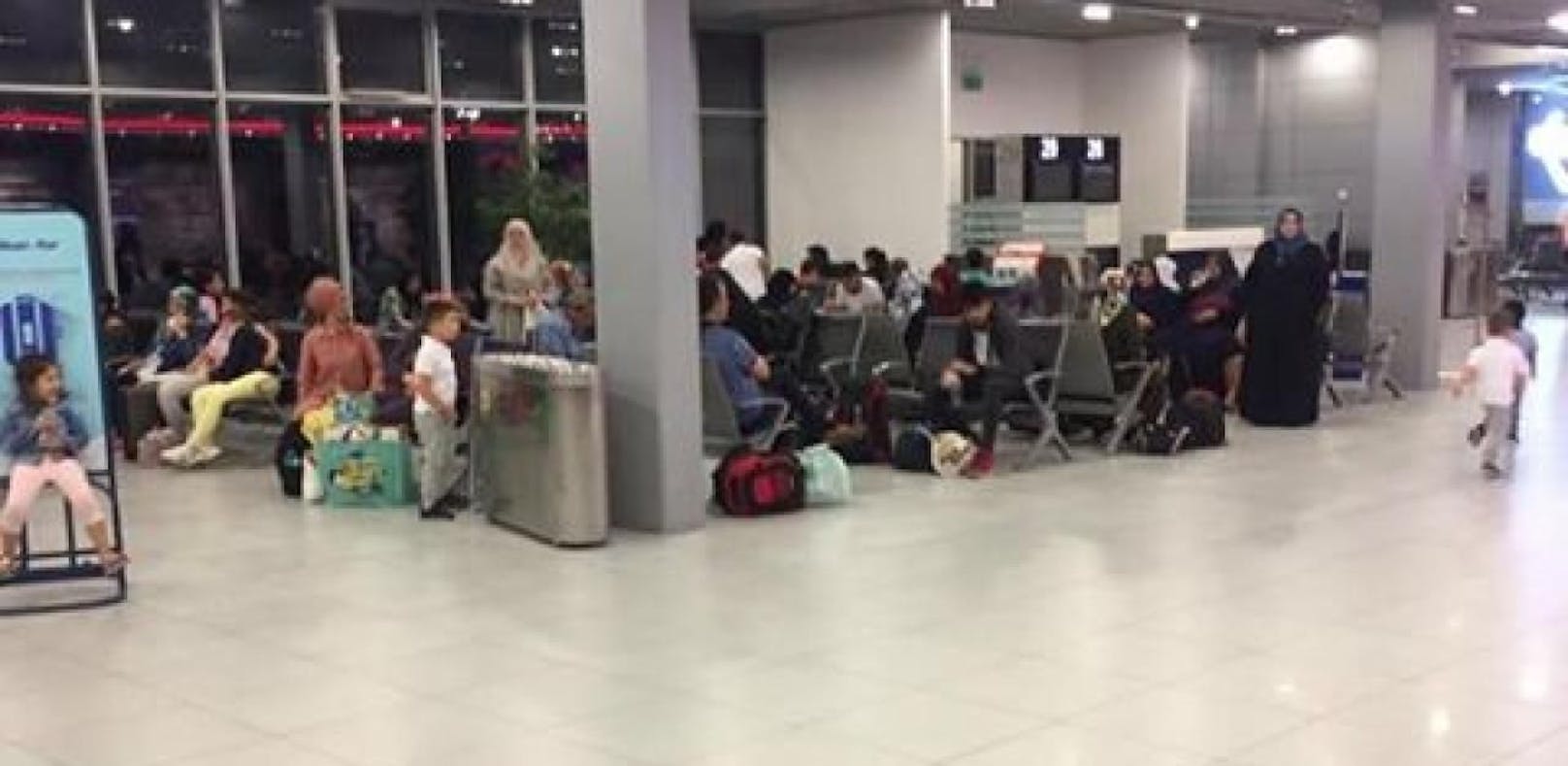 Viele Familien mit Kleinkindern waren am Flughafen Bukarest gestrandet - ohne Unterstützung der Fluglinie, wie gegenüber &quot;Heute&quot; geschildert wurde.