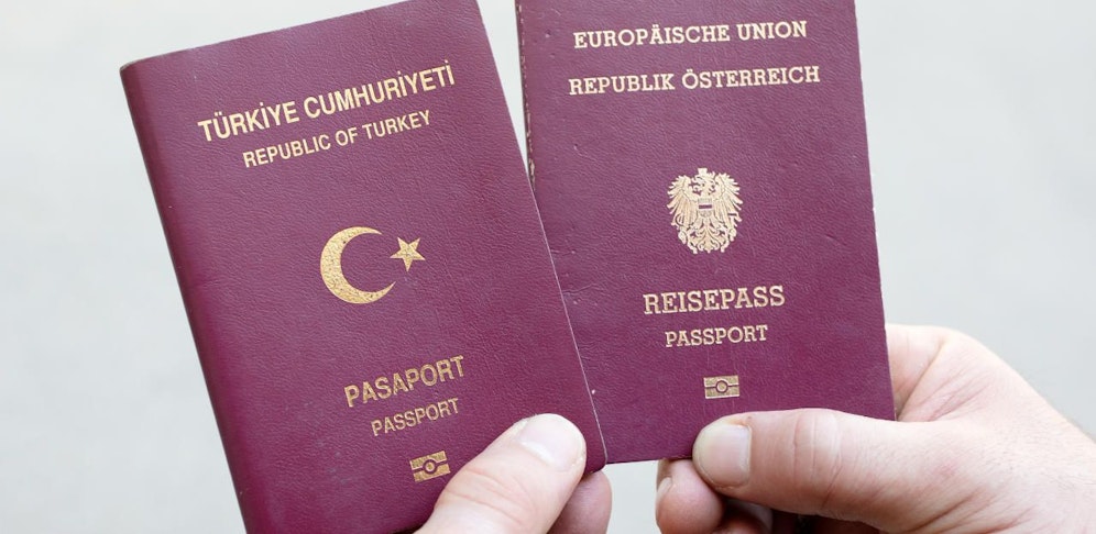Im Bild ein türkischer (l.) und ein österreichischer Reisepass.