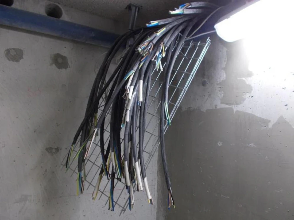 Mann stahl Kabel von Baustellen. 