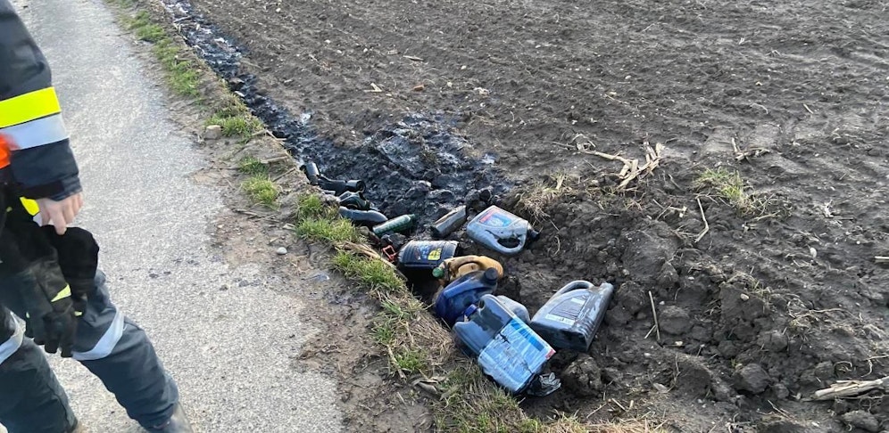 Das entsorgte Öl rann in den Acker.