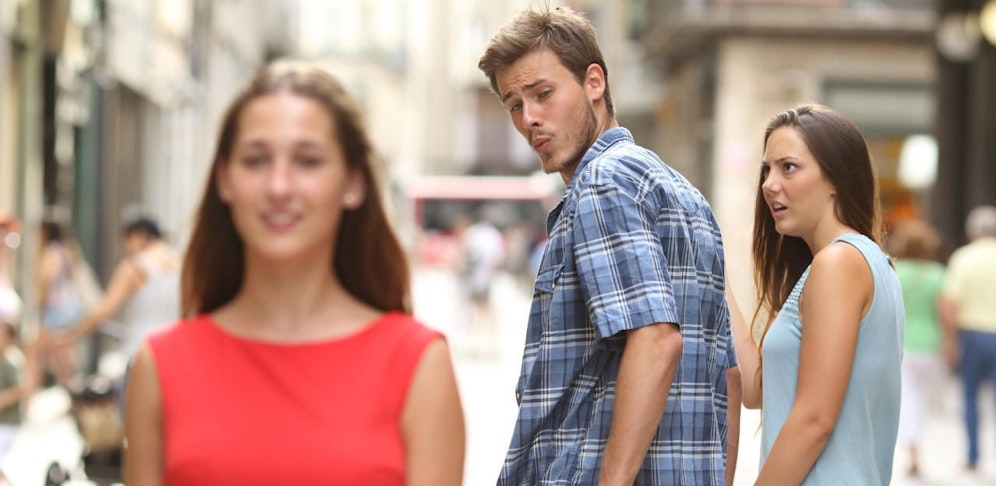 Dieses Symbolfoto wurde als "Distracted Boyfriend" zum beliebtesten Meme des Sommers. Laut Twitter verbirgt sich dahinter eine dramatische Liebesgeschichte.