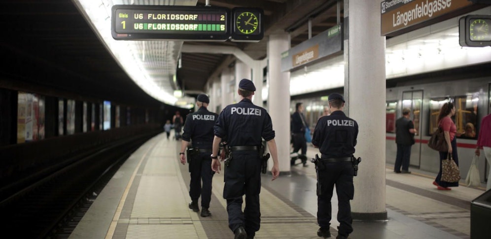 Die Polizei macht entlang der U6-Linie eine Schwerpunktaktion gegen Drogendealer. 