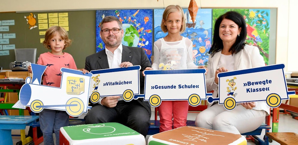 Landesrat Ludwig Schleritzko und Sigrid Bannert, Direktorin der Praxisvolksschule Krems präsentierten die Maßnahmen.