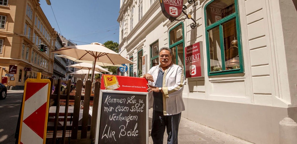 "Kommen Sie zu mir, sonst verhungern wir beide": Wirt Amarpal Singh mit Taferl