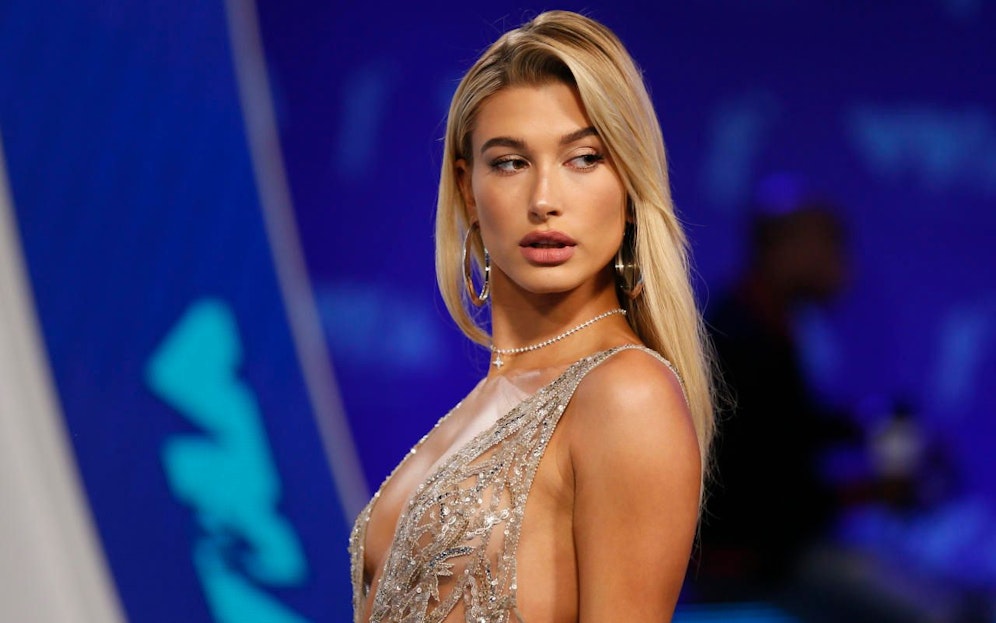 Hailey Bieber zeigt die ersten Fotos von der Trauung mit Justin Bieber. 