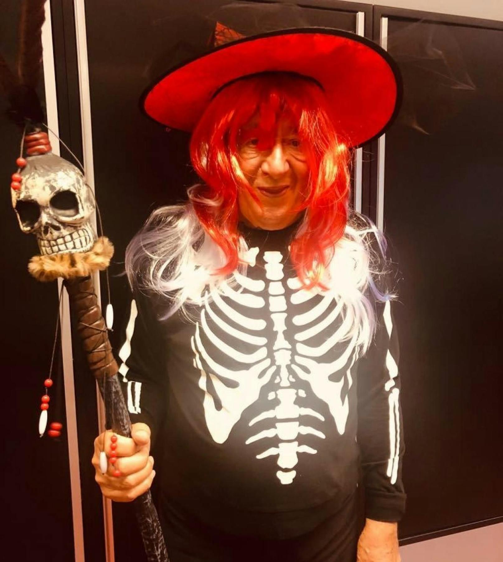 Richard Lugner verkleidet sich an &quot;Halloween&quot; als Tod mit rotem Schopf