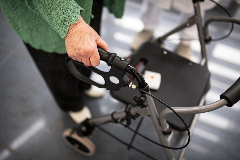 Eine ältere Frau mit Rollator. Symbolbild