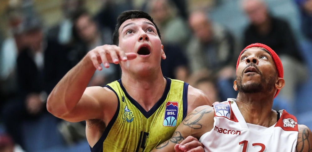 Andrija Matic (links) von UBSC Graz wurde bei einem Autounfall schwer verletzt.