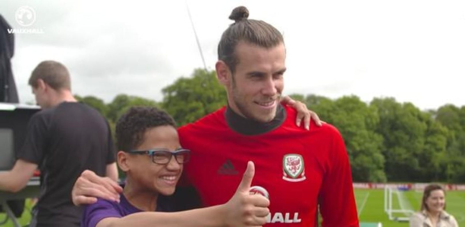 Gareth Bale macht seinen größten Fan glücklich