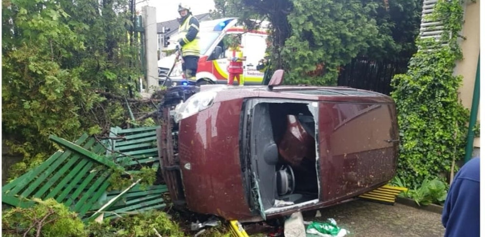 Der Wagen kam im Garten auf der Fahrerseite zum Liegen.