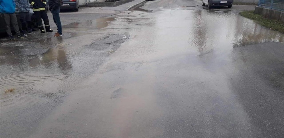 Vor wenigen Minuten ist ein massiver Wasserrohrbruch in der Eduard-Klinger-Straße in Wördern auftreten.