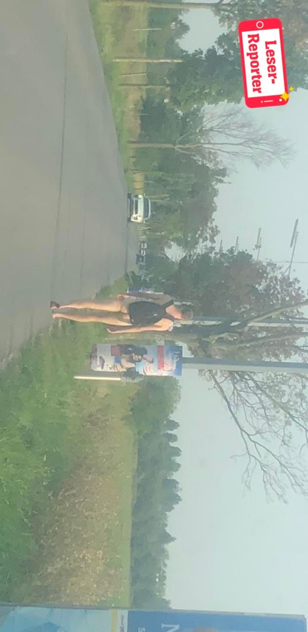 Nur mit einem Rucksack bekleidet spazierte der Unbekannte durch Wien-Floridsdorf. 