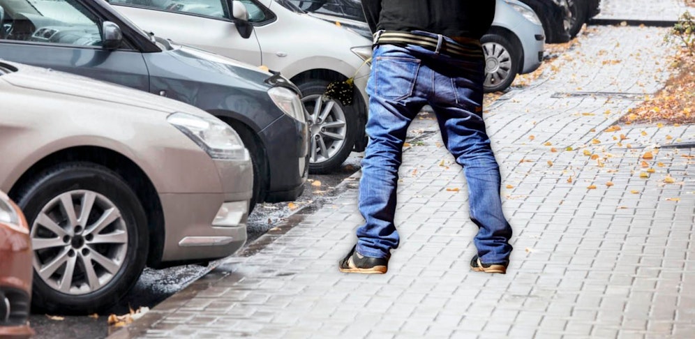 Der Exhibitionist pinkelte am das Auto der jungen Frau. (Symbolfoto)
