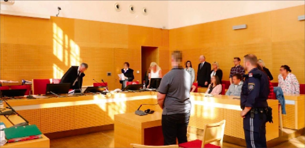 Der Angeklagte soll seinen Kontrahenten angefahren und angeschossen haben.