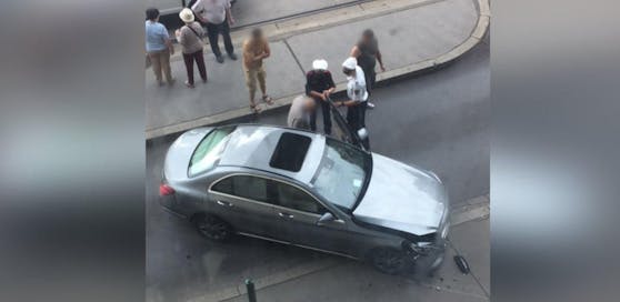 Der Fahrer eines silbernen Mercedes verlor am Freitagmorgen die Kontrolle und verunfallte beim Bahnhof Spittelau.