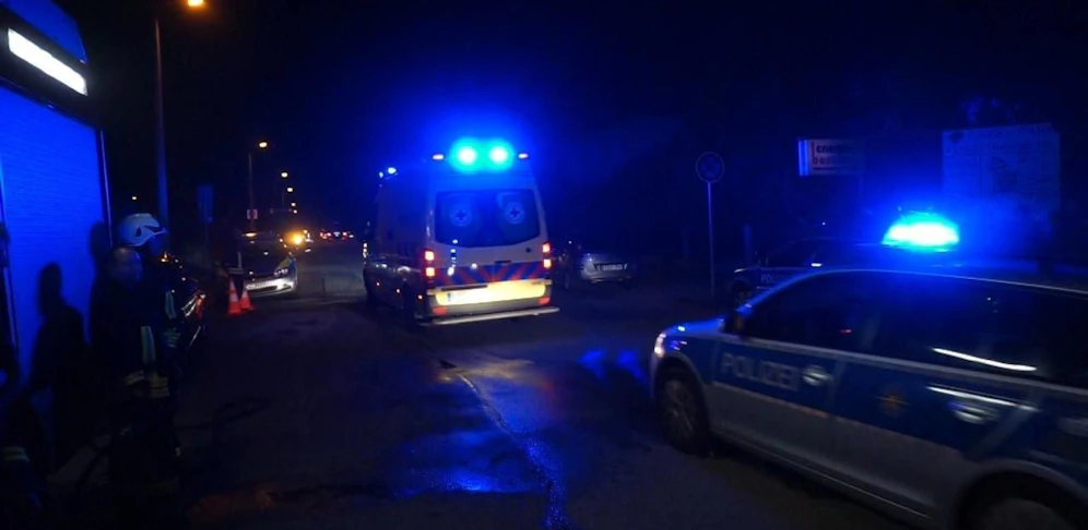 Die junge Frau wurde mit dem Rettungsauto in ein Spital gebracht, dort verstarb sie wenig später