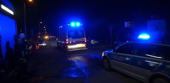 Die junge Frau wurde mit dem Rettungsauto in ein Spital gebracht, dort verstarb sie wenig später