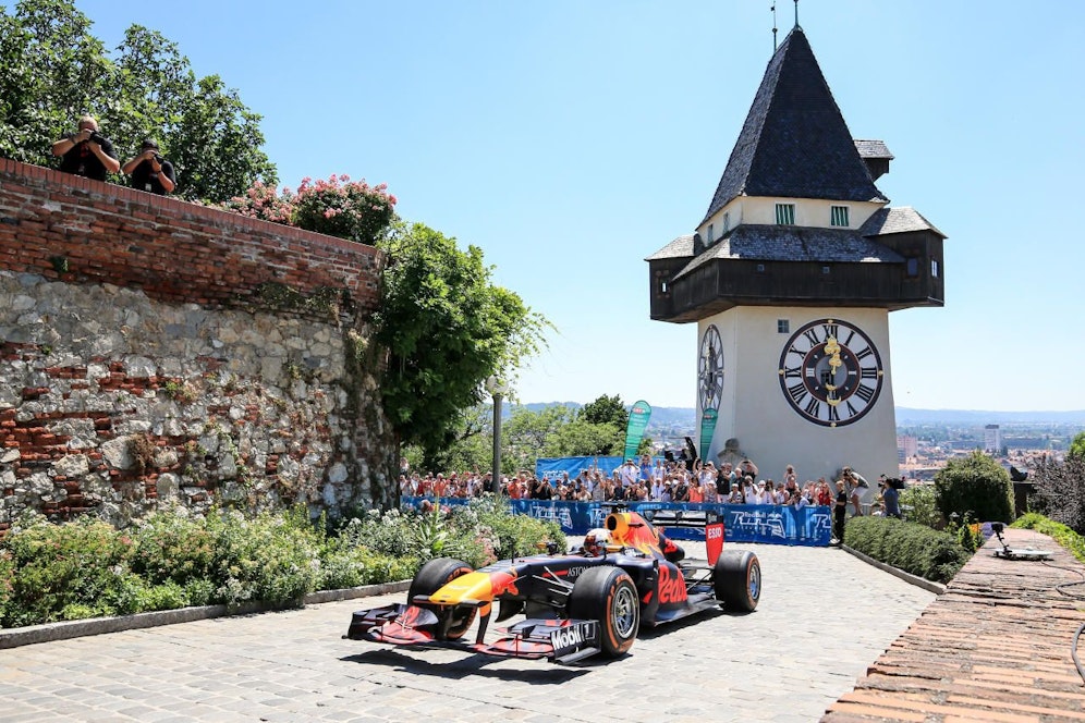Max Verstappen rast den Grazer Schloßberg hinauf. 