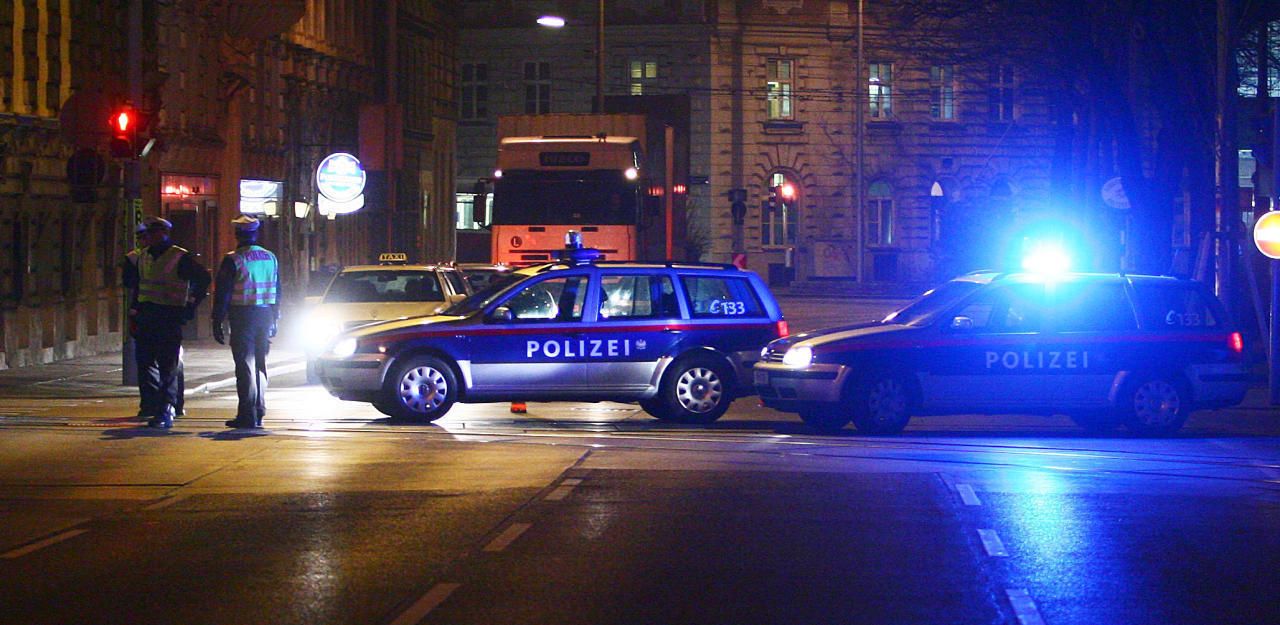 Die Polizei musste in der Nacht ein Gebäude umstellen.