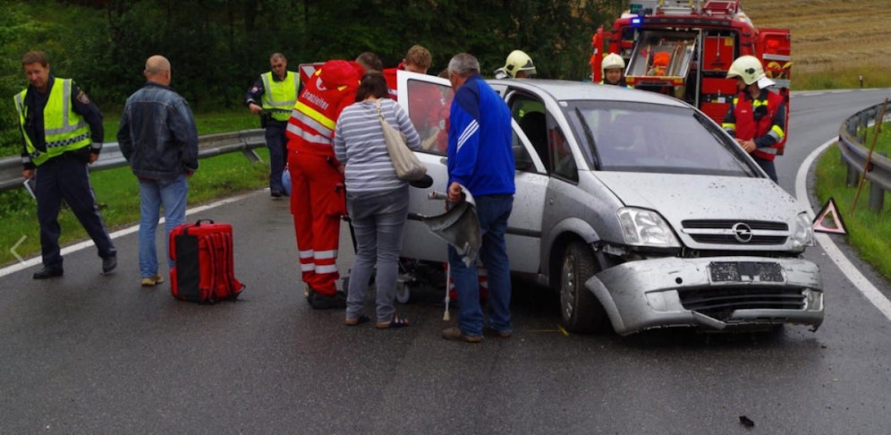 Die Lenkerin wurde von ihrem Beifahrer abgelenkt und prallte gegen eine Leitschiene.