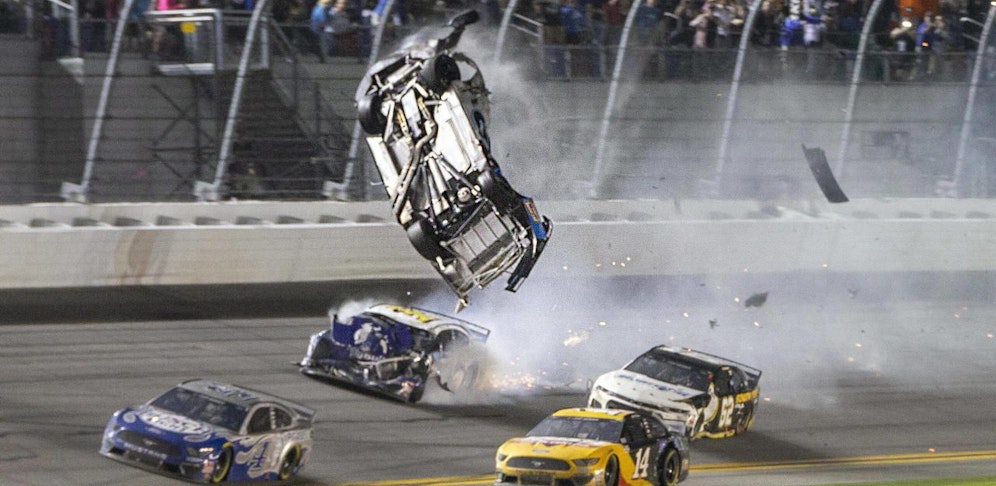 Ryan Newmann überschlug sich beim "Daytona 500" auf der Zielgeraden und wurde dann noch von einem anderen Piloten gerammt. 