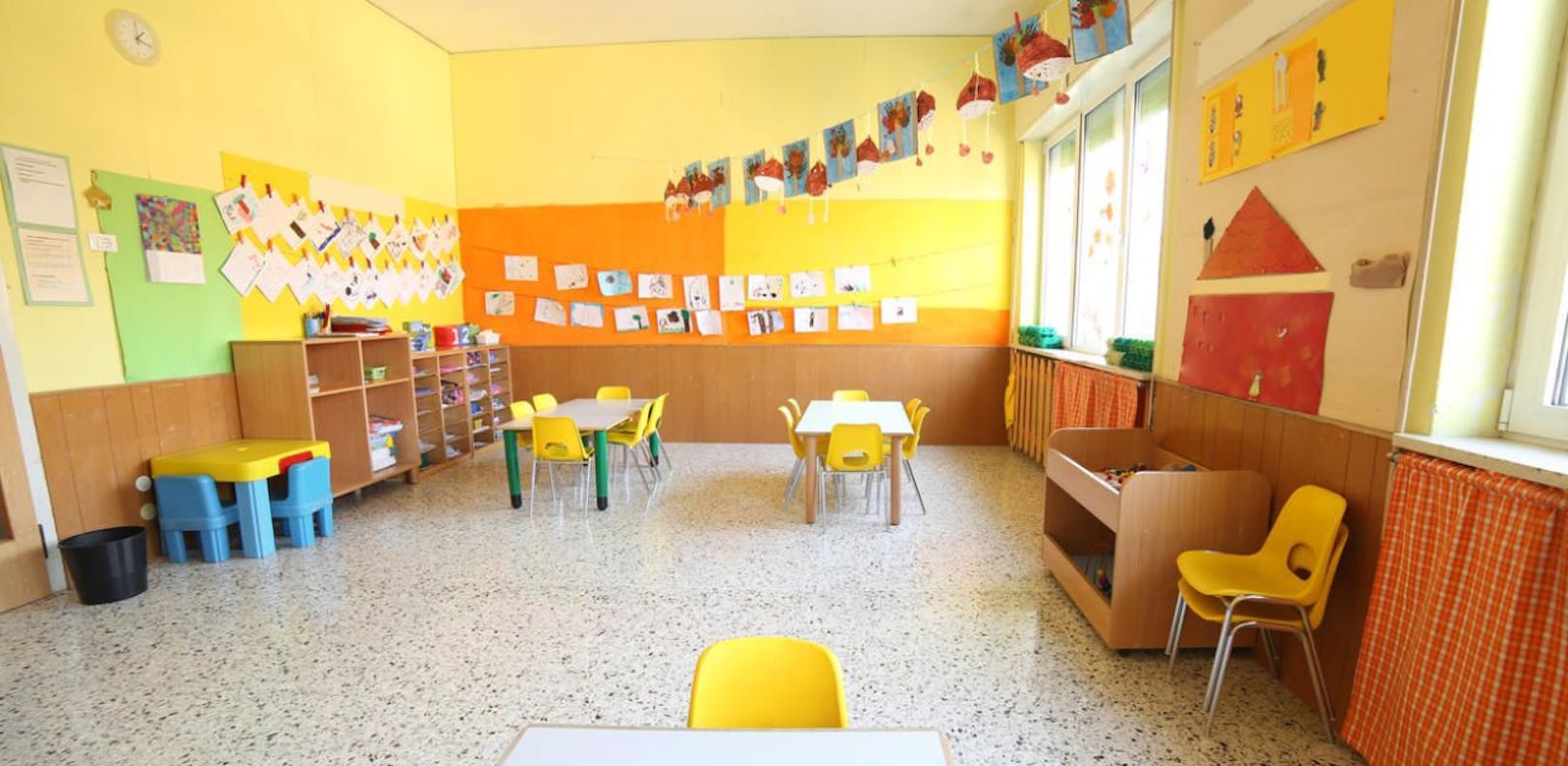 Kids im Kindergarten auf Hochstuhl festgeschnallt