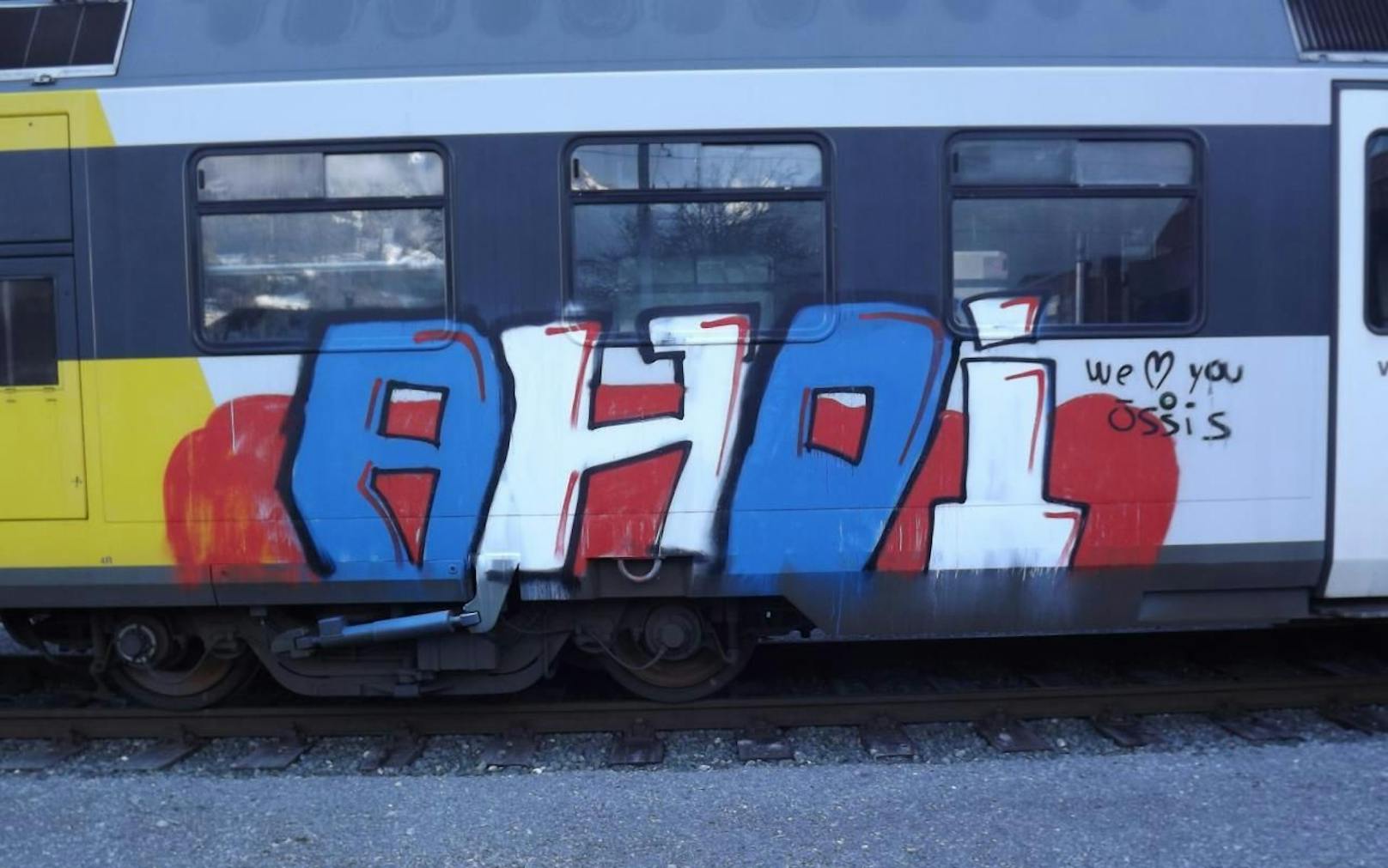 Jugendliche besprühten Zug mit Graffiti – Anzeige